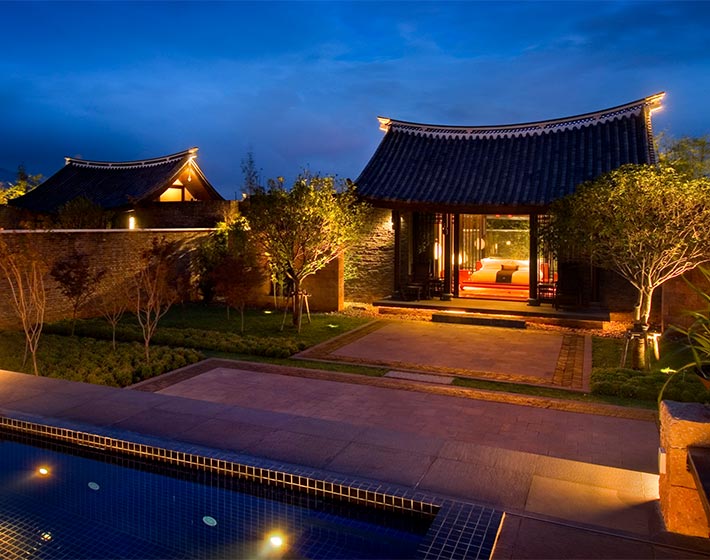 /fileadmin/user_upload/Journeys/Hotels/Banyan_Tree_Lijiang/3-jouneys-hotels-banyan-tree-lijiang-guest-room-pool-villa-exterior-view-twilight.jpg