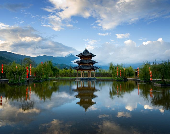 /fileadmin/user_upload/Journeys/Hotels/Banyan_Tree_Lijiang/6-jouneys-hotels-banyan-tree-lijiang-exterior-view-pagoda-grey-clouds.jpg