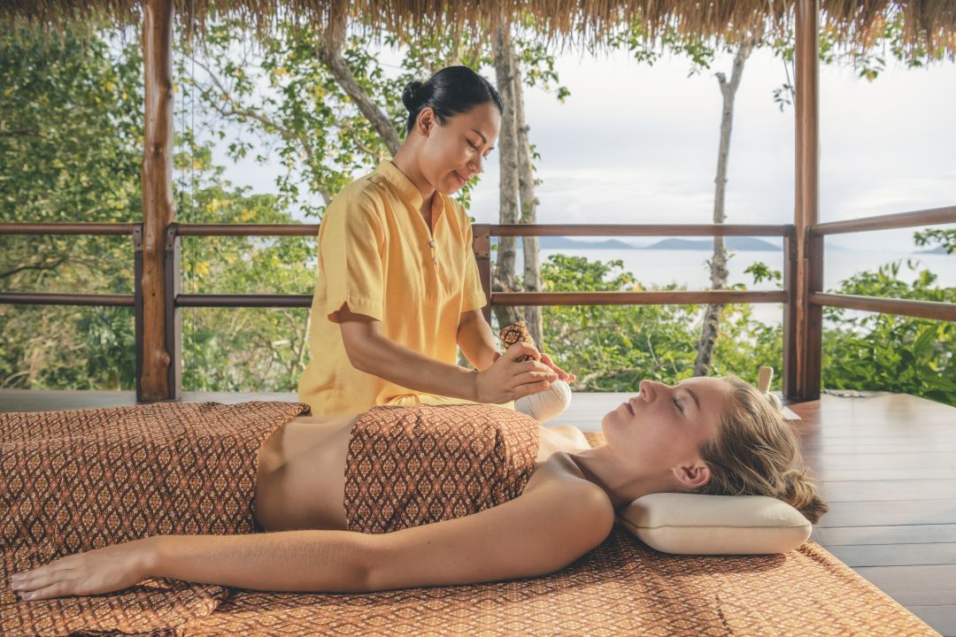 /fileadmin/user_upload/Retreats/Kamalaya/2_Kamalaya_neu_23_Traditional_Thai_Herbal_Massage.jpg